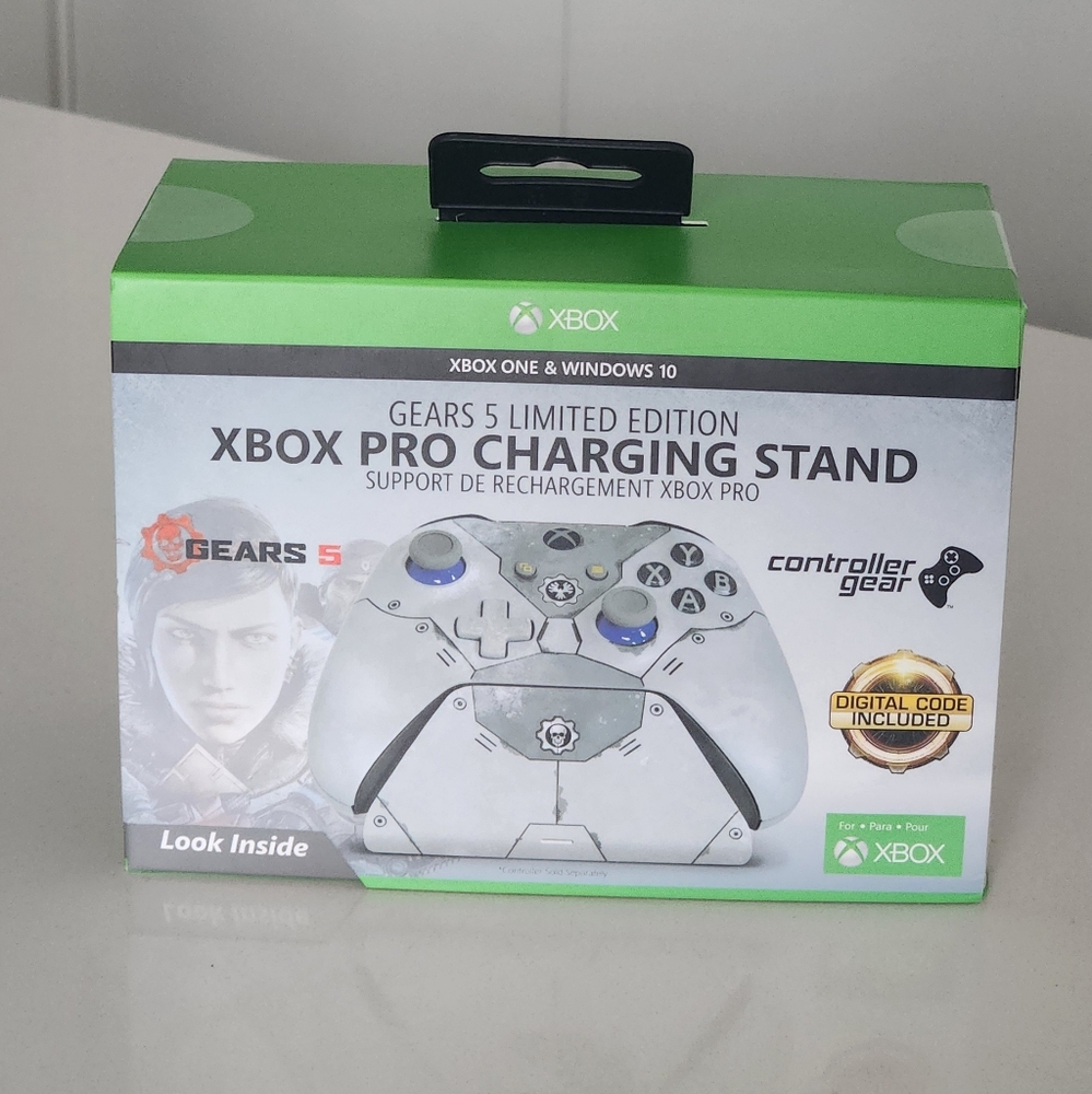 Xbox Pro Charging Stand - White and Green
